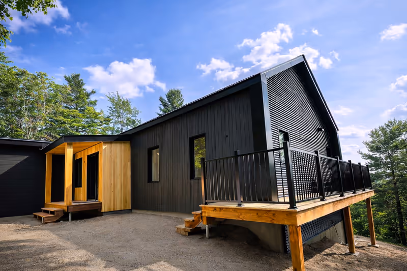 Maison noire en Estrie, Estrie